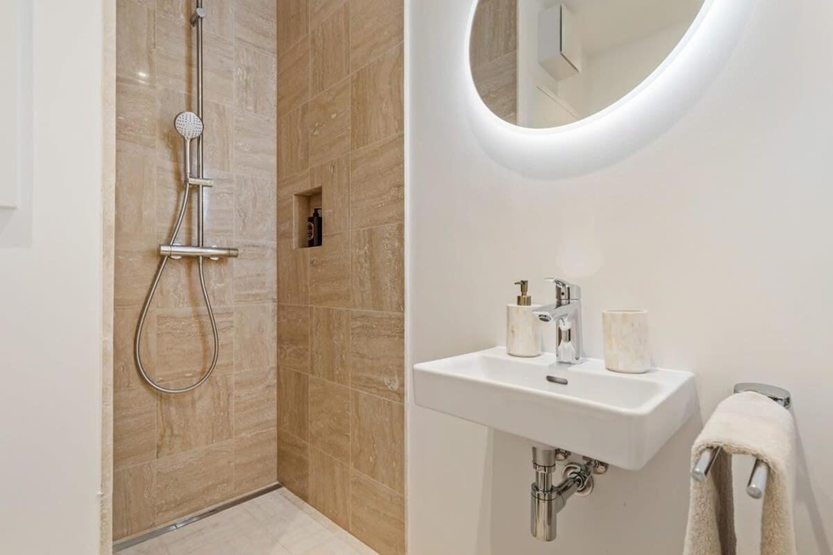 Modern Studio With King Bed, Walk To Attractions Люксембург Екстериор снимка